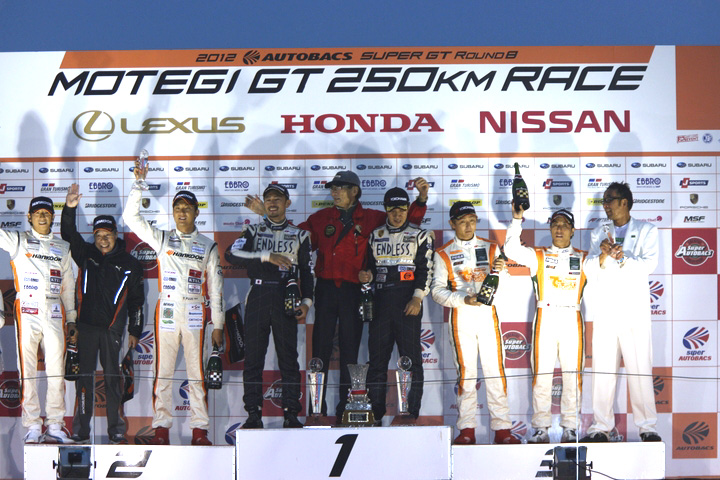 GT300クラスドライバーズチャンピオンの表彰式