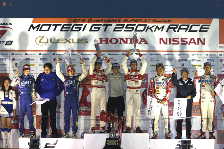 GT500クラスドライバーズチャンピオンの表彰式