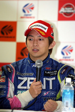 決勝記者会見: GT500クラス優勝の平手晃平（ZENT CERUMO SC430）