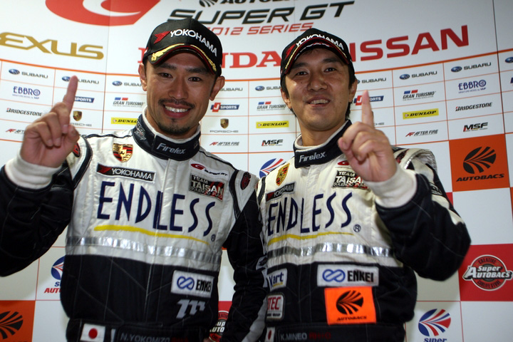 決勝フォトセッション: GT300クラスのウィナー