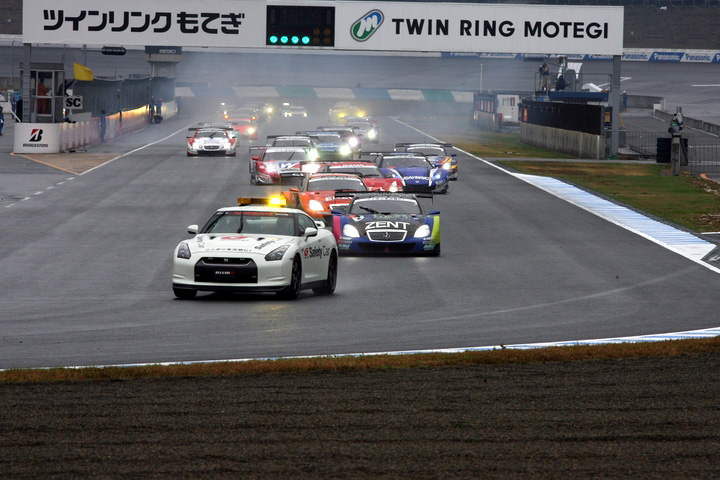 雨のため決勝レースはSCランでのスタートとなった