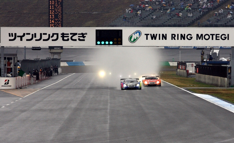 GT500クラスのスタートシーン