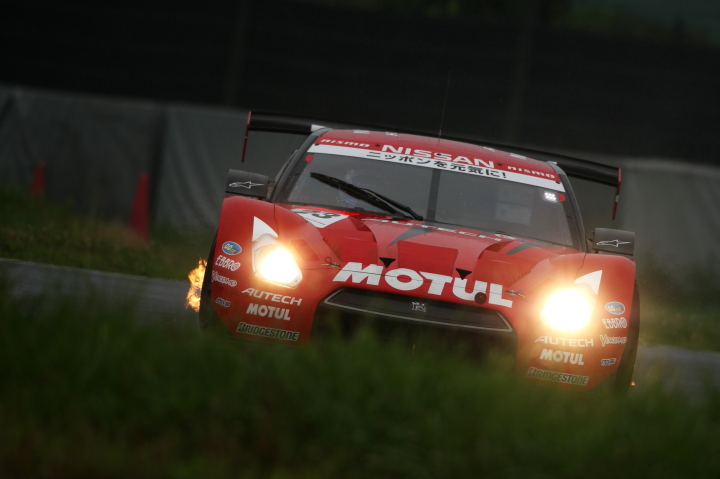 鈴鹿公式テスト: MOTUL AUTECH GT-R（本山哲／ミハエル・クルム組）