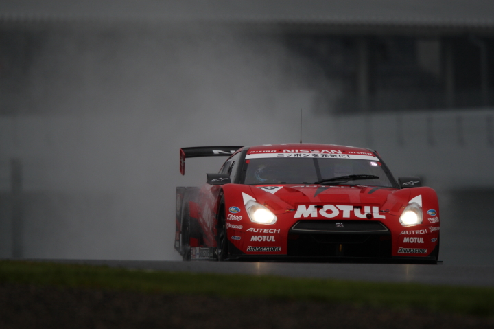 鈴鹿公式テスト: MOTUL AUTECH GT-R（本山哲／ミハエル・クルム組）