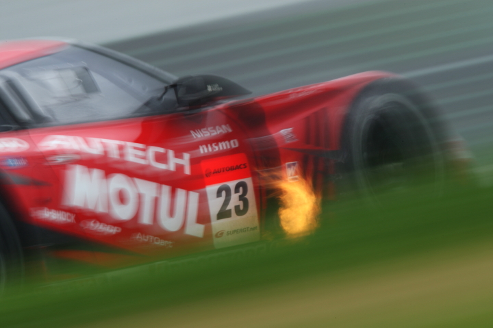 鈴鹿公式テスト: MOTUL AUTECH GT-R（本山哲／ミハエル・クルム組）