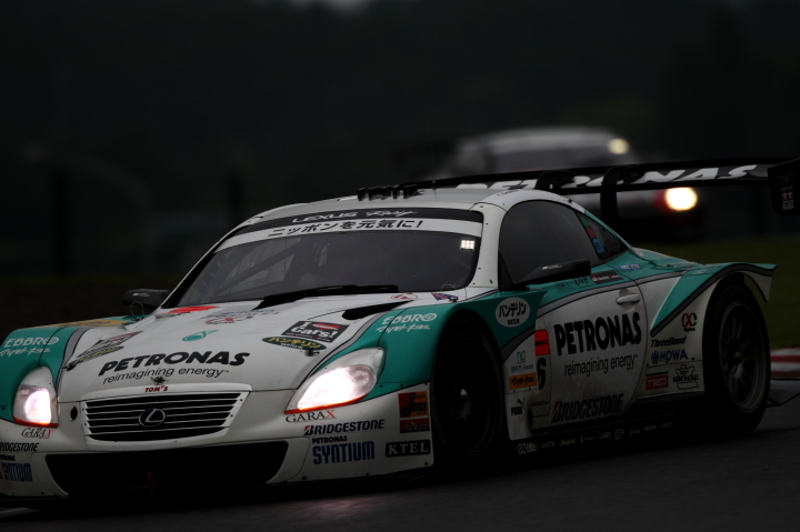 鈴鹿公式テスト: PETRONAS TOM'S SC430（中嶋一貴／ロイック・デュバル組）