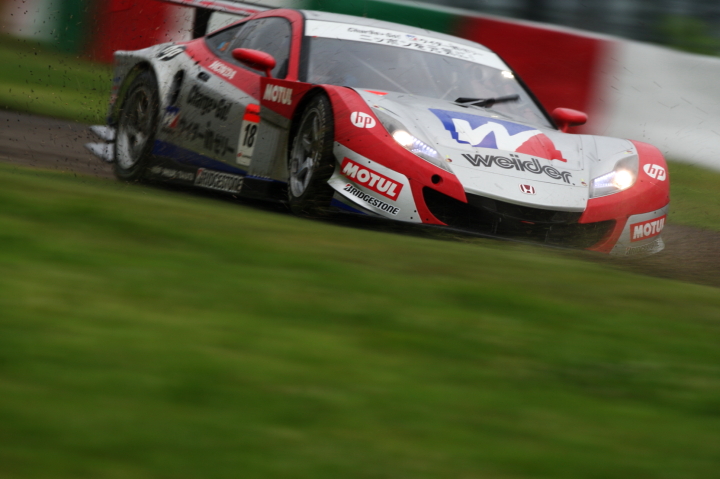 鈴鹿公式テスト: スピンするウイダーHSV-010（小暮卓史／カルロ・ヴァン・ダム組）