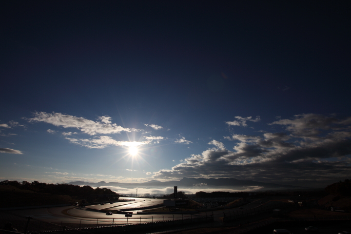 FUJI SPRINT CUP レジェンドカップ: 朝日のなかレジェンドカップの予選が行われた