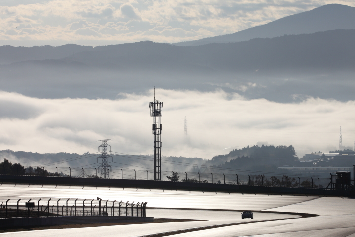 FUJI SPRINT CUP レジェンドカップ: 朝日のなかレジェンドカップの予選が行われた