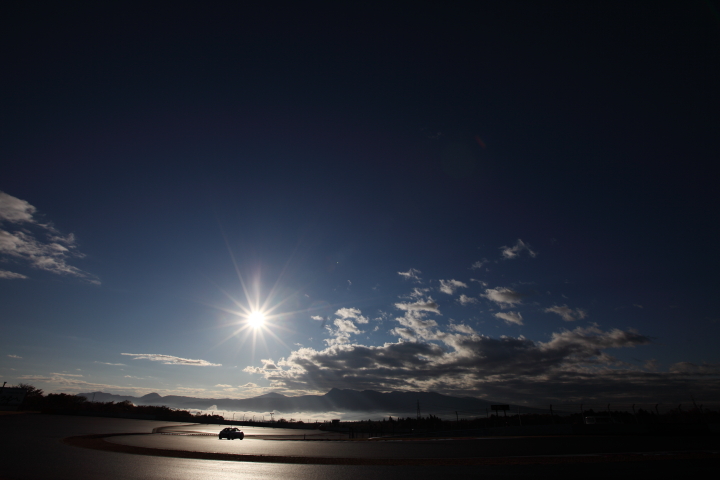 FUJI SPRINT CUP レジェンドカップ: 朝日のなかレジェンドカップの予選が行われた