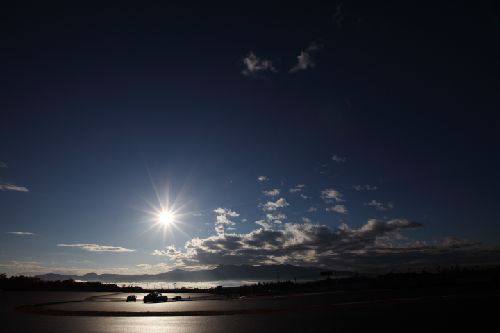 FUJI SPRINT CUP レジェンドカップ: 朝日のなかレジェンドカップの予選が行われた