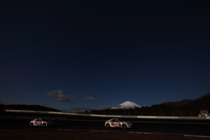 FUJI SPRINT CUP: 富士山をバックにレジェンドたちが往く
