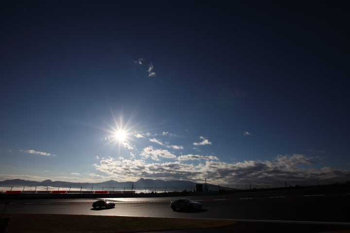 FUJI SPRINT CUP: 朝日をバックにレジェンドたちが往く