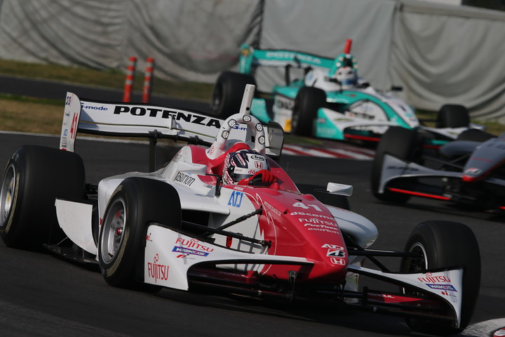 決勝レース1: 3位は塚越広大（ダンディライアン）