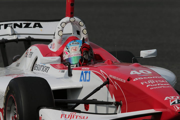 決勝レース1: 優勝して手を上げる伊沢拓也（ダンディライアン）