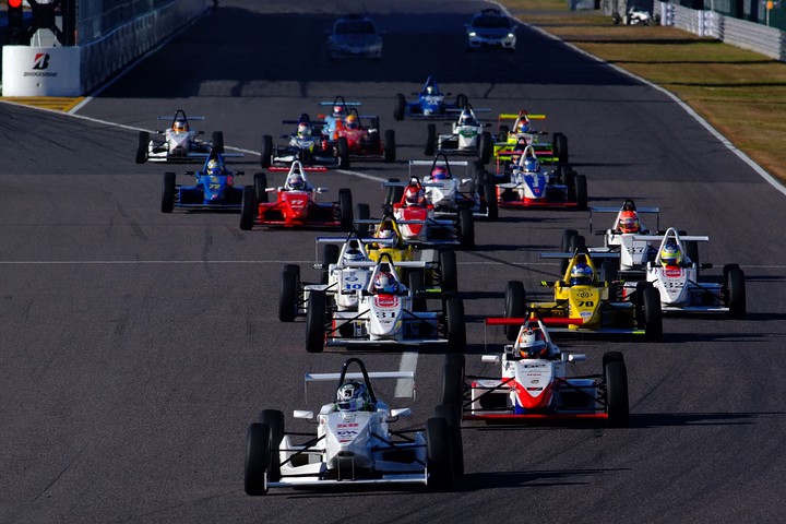 鈴鹿クラブマン最終戦S-FJ決勝: 10周の決勝レースがスタートした