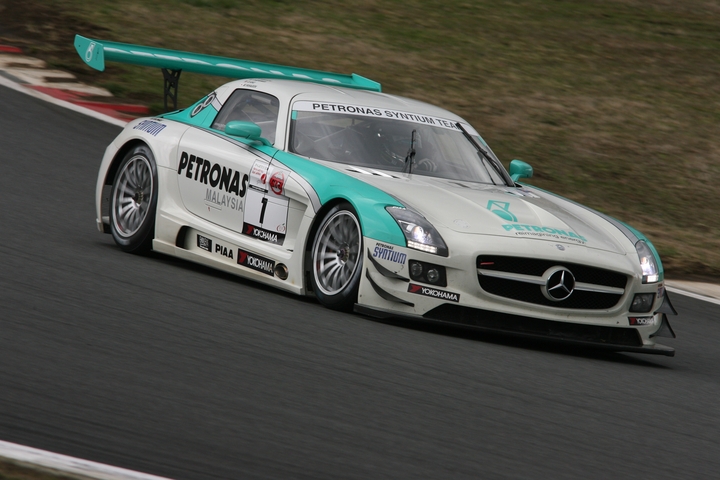総合のポールポジションはGT3クラスの1号車PETRONAS SYNTIUM SLS AMG GT3