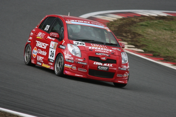 ST-5クラスのポールポジションはエンドレスアドバントラストヴィッツ