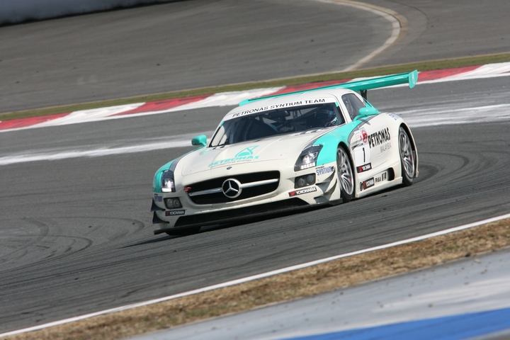 総合優勝はGT3クラスのPETRONAS SYNTIUM SLS AMG GT3（ファリーク・ハイルマン／ドミニク・アン／谷口信輝組）