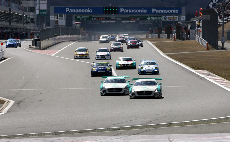 4時間の耐久レースがスタートした