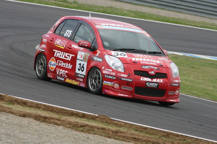 ST-5クラスはポールポジションのマシンが降格となったためエンドレスアドバントラストヴィッツがトップに