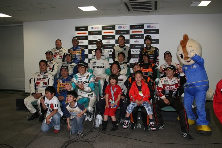 決勝記者会見: 各クラスの優勝ドライバーたちとコチラちゃんと子供たち
