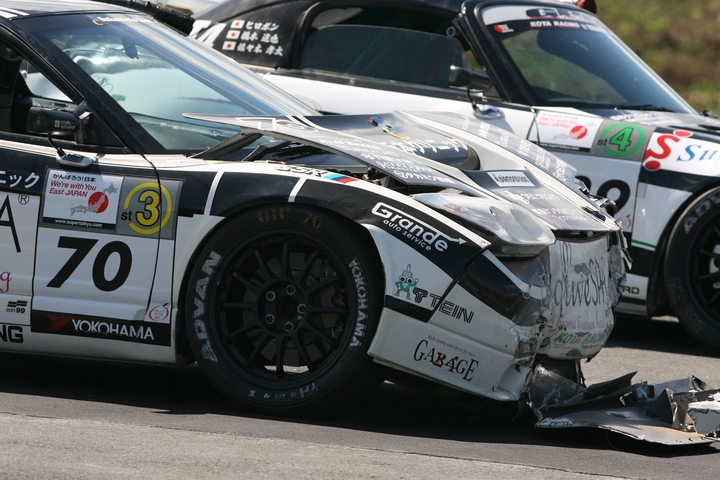 開始早々バックストレッチでクラッシュが発生