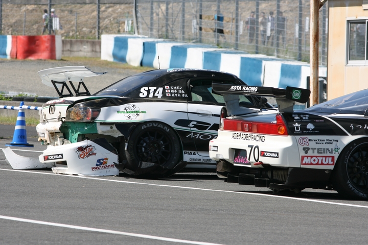 開始早々バックストレッチでクラッシュが発生