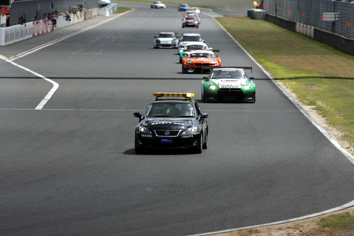 クラッシュの車両回収と清掃のためペースカーが早々に導入された