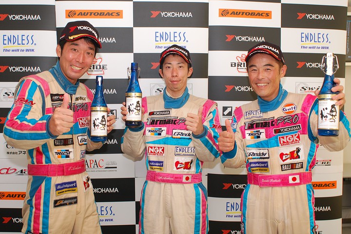決勝記者会見: ST-5クラス優勝の添田正／岩谷昇／井尻薫（エンドレス アドバン トラスト ヴィッツ）