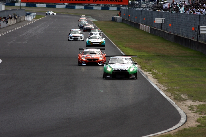 ペースカーがピットロードに入り再スタートが切られた