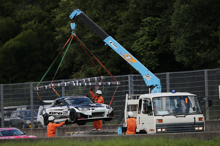 オープニングラップのバックストレートでクラッシュしたGPO+KOTA RACING