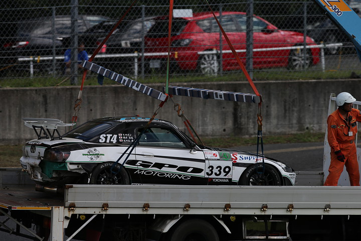 オープニングラップのバックストレートでクラッシュしたGPO+KOTA RACING