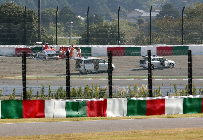 第1レース: オイルに乗ったオサムのレイジュンZ33リールが1コーナーで激しくクラッシュ