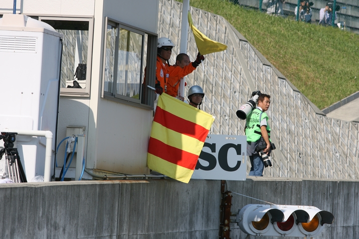 第1レース: オイルをまいたマシンがあったためオイルフラッグが提示された