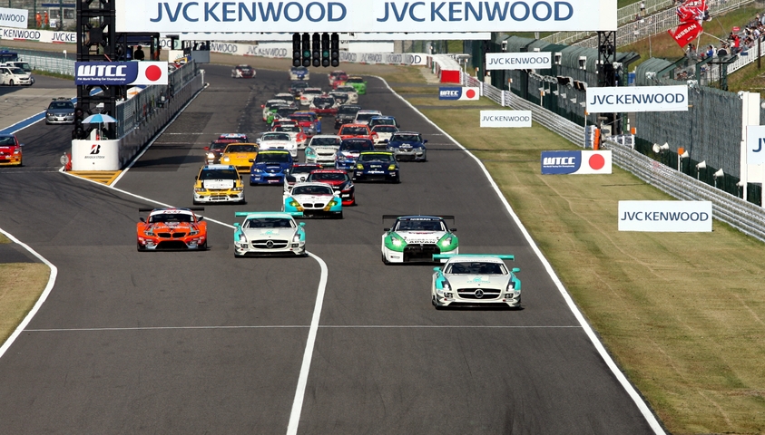 第1レース: 1時間の決勝レースがスタートした