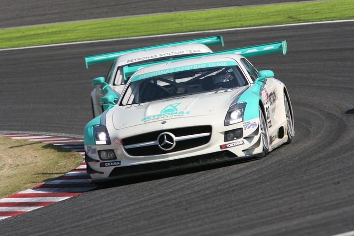 第2レース: 総合優勝はGT3クラスのPETRONAS SYNTIUM SLS AMG GT3（片岡龍也／ジョノ・レスター／メルビン・モー組）