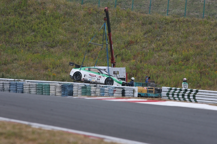 回収される日産自動車大学校GT-R（藤井誠暢／ガミさん／マイケル・キム組）