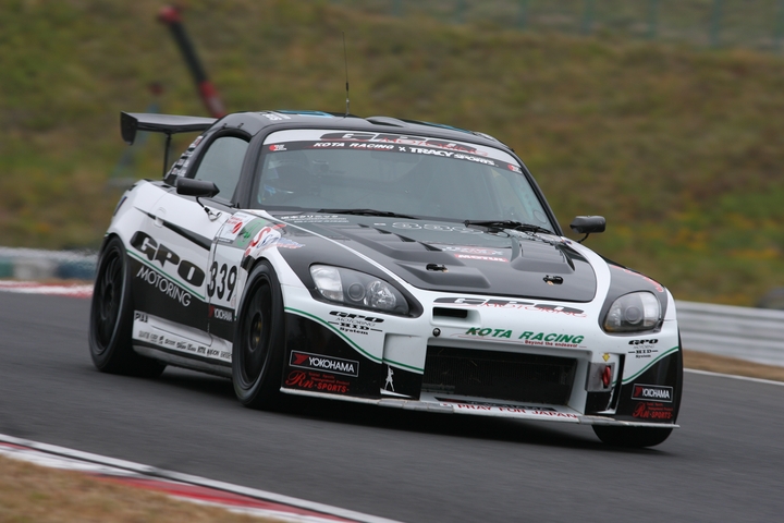 ST-4クラスのポールポジションはGPO+KOTA RACING（北野浩正／佐々木孝太／橋本達也組）