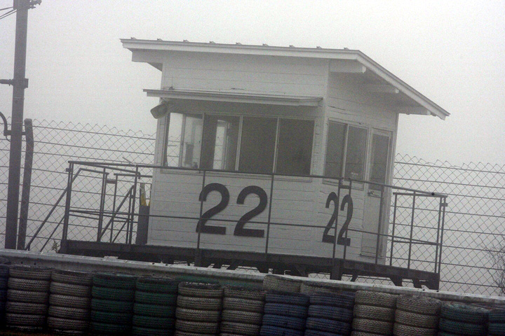 日曜日午前のウォームアップ走行は濃霧のため延期された