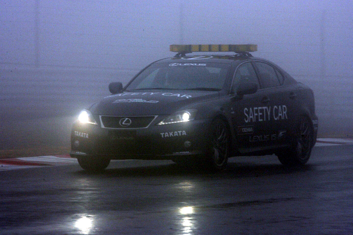 日曜日午前のウォームアップ走行は濃霧のため延期された