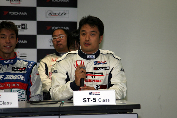 予選記者会見: ST-5クラスのポールポジション