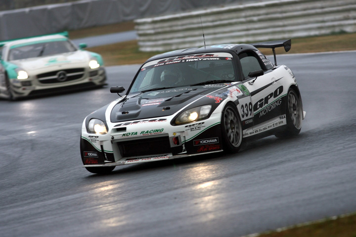 総合7位ST-4クラス優勝はGPO+KOTA RACING（北野浩正／佐々木孝太／橋本達也組）