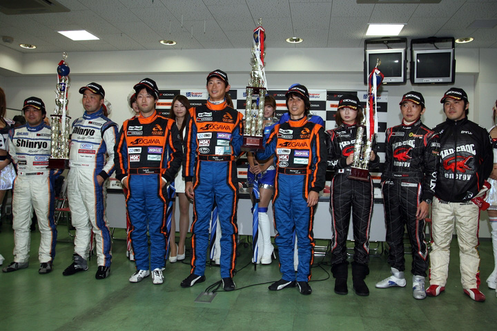 決勝レースフォトセッション: ST-2クラストップ3のドライバーたち