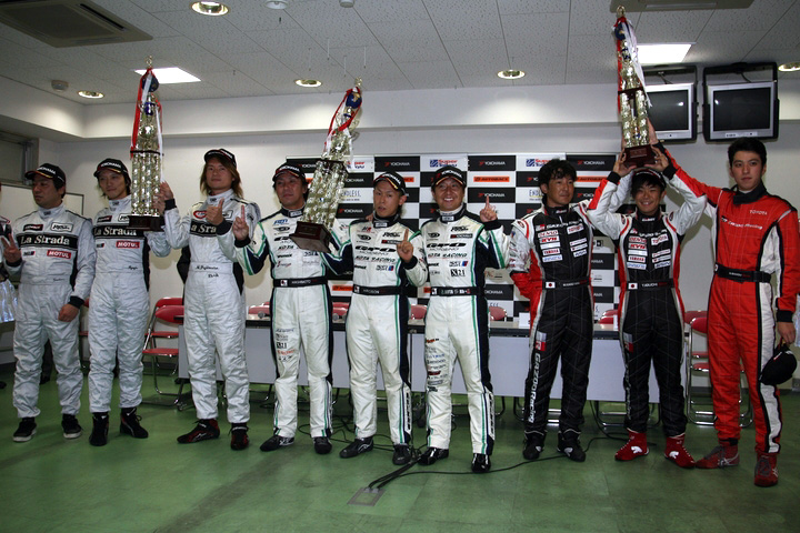 決勝レースフォトセッション: ST-4クラストップ3のドライバーたち