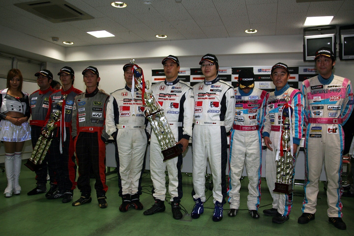 決勝レースフォトセッション: ST-5クラストップ3のドライバーたち