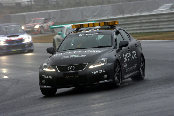 レースは何度もセーフティーカーが出る荒れた展開に