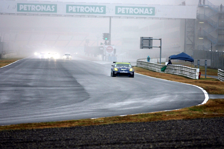 レースは何度もセーフティーカーが出る荒れた展開に