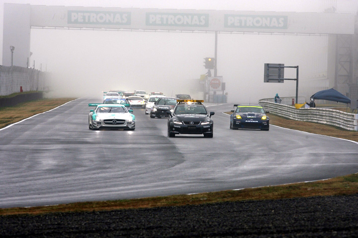 レースは2時間に短縮されセーフティカースタートとなった