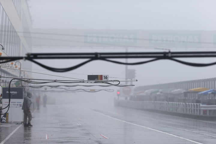公式予選は雨と霧のためQ1でキャンセルに